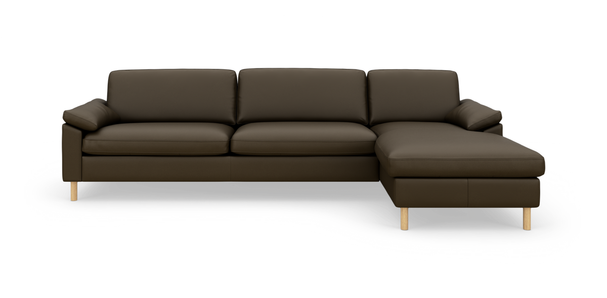 Modulsofa i mørkebrunt læder med højrevendt chaiselong og lyse træben, frilagt på hvid baggrund.