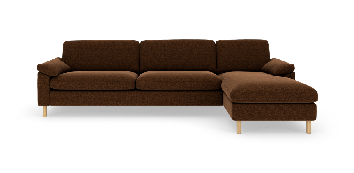 Brun hjørnesofa med chaiselong til højre og lyse træben, frilagt på hvid baggrund.