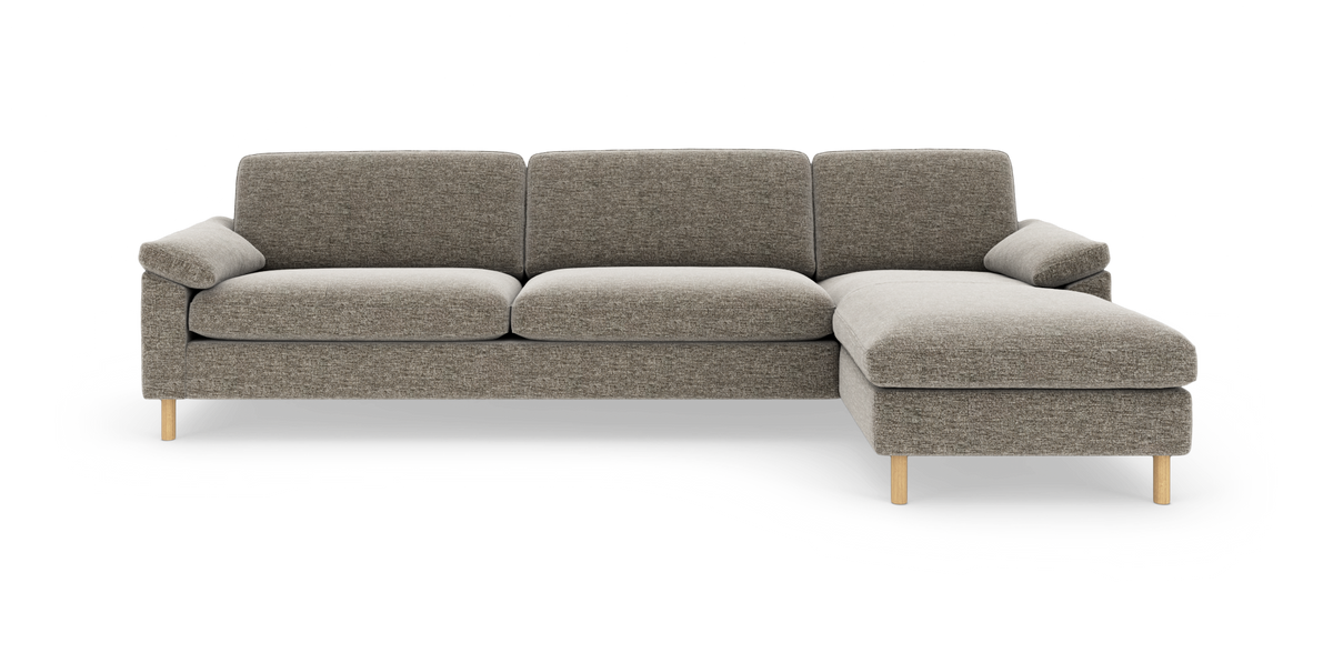 Gråbeige hjørnesofa med chaiselong til højre på træben, frilagt mod hvid baggrund.