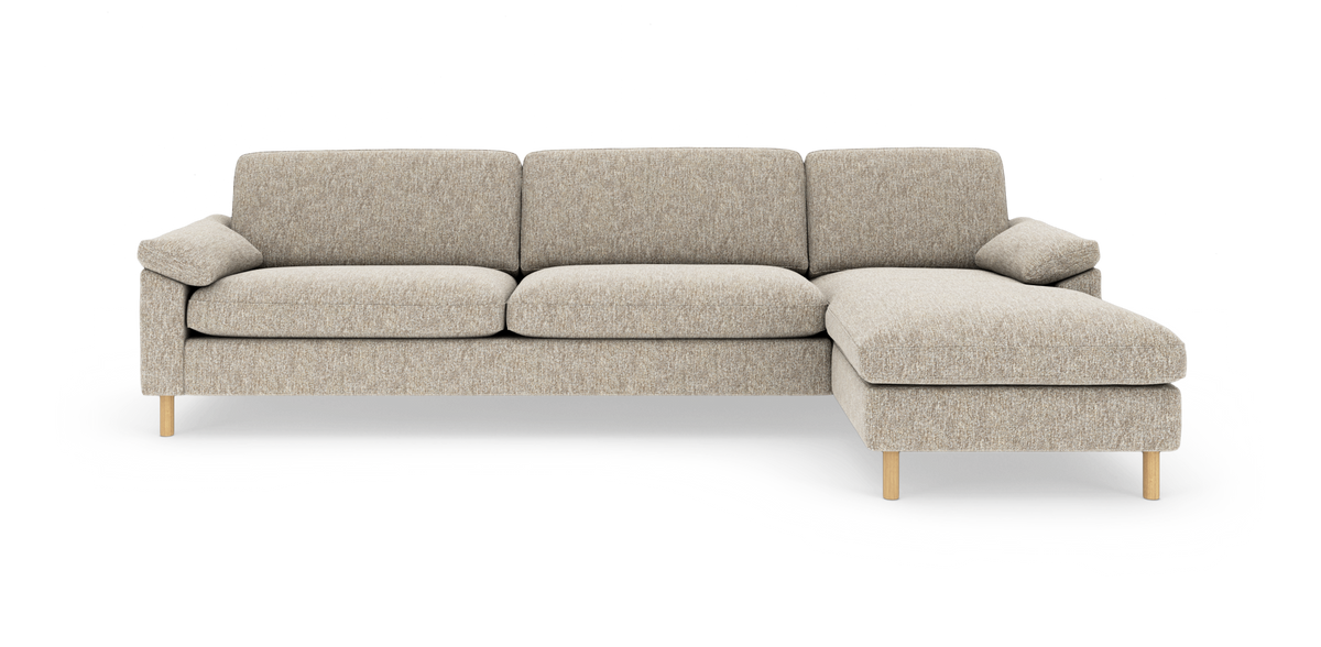 Beige hjørnesofa med chaiselong højre i tekstil og synlige træben, frilagt på hvid baggrund.