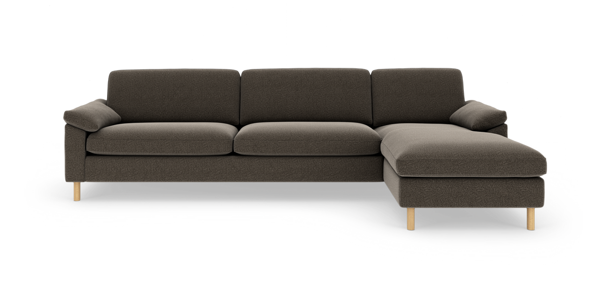 Mørkegrå hjørnesofa med chaiselong til højre, træben og frontalt produktfoto i studieopsætning.