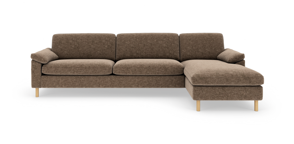 Brun modulsofa med højrevendt chaiselong og træben, frontview.