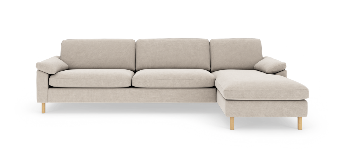 Beige hjørnesofa med højre chaiselong på studiebaggrund, træben og bløde puder.