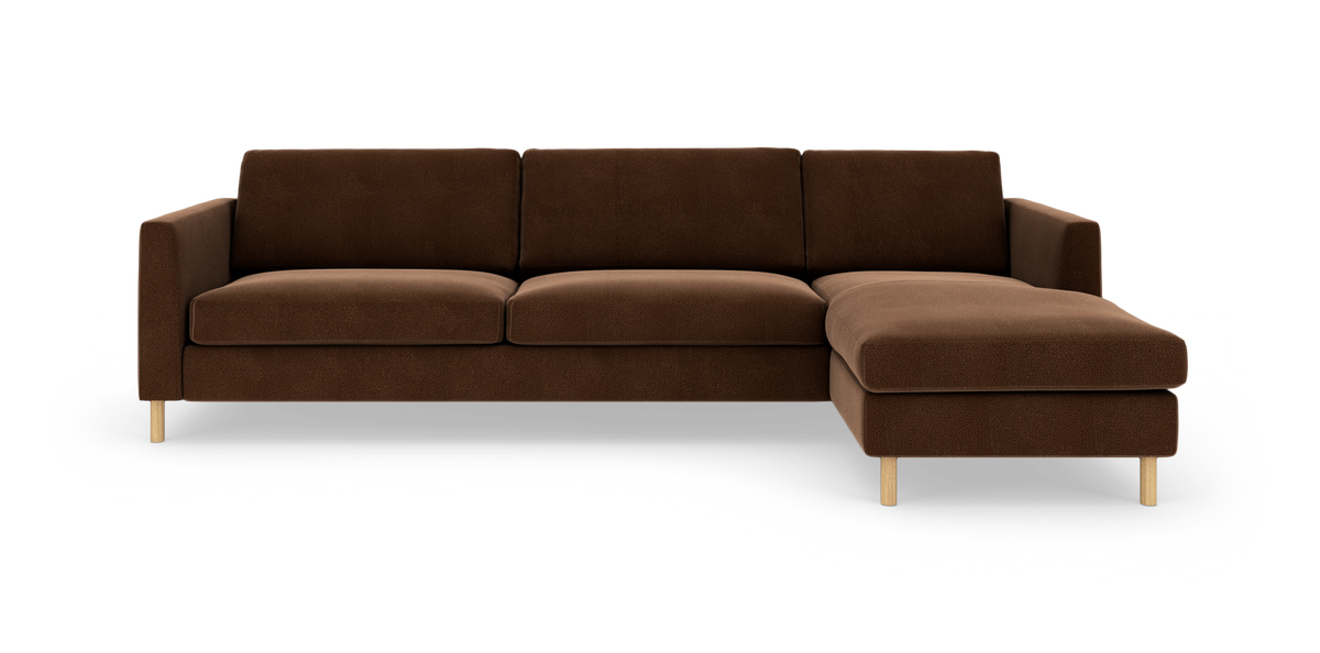 Brun modulsofa med chaiselong til højre, rene linjer og træben.