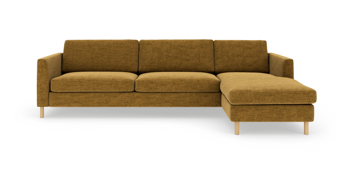 Sennepsgul L-formet 3-personers sofa med højrevendt chaise longue, fritstående på hvid baggrund.