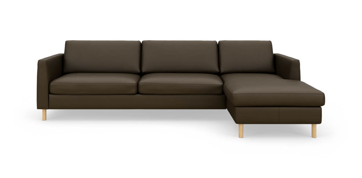 Mørkebrun højrevendt hjørnesofa med chaiselong og lyse træben, fritlagt på hvid baggrund.