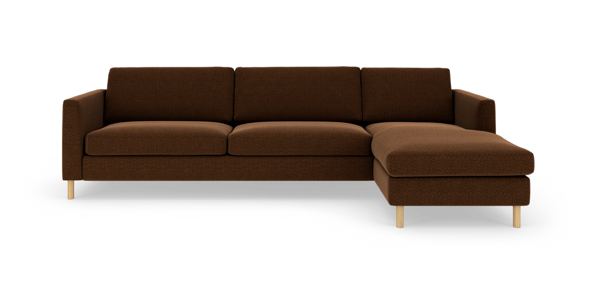 Brun hjørnesofa med højre chaiselong på træben, frilagt på hvid baggrund.