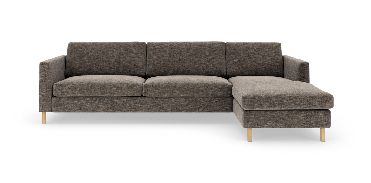 Brungrå hjørnesofa med chaiselong til højre og slanke runde træben, fotograferet på ren studiebaggrund.