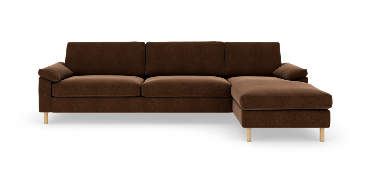 Brun hjørnesofa med højre chaiselong og lyse træben, frilagt på hvid baggrund.