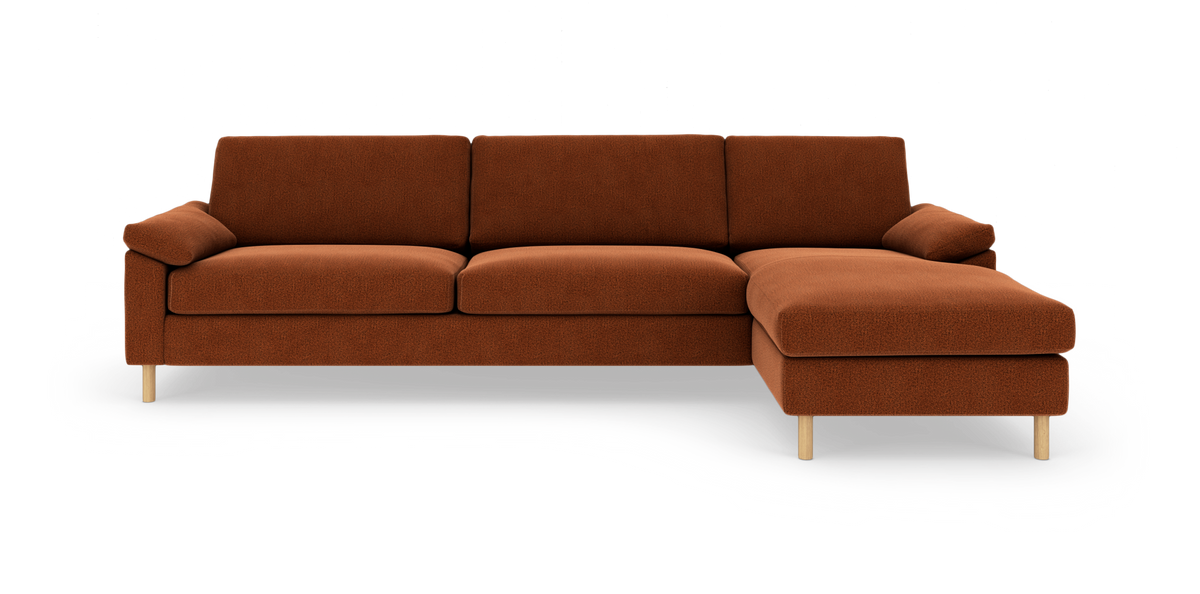 Brun-orange 3-sæders sofa med højre chaiselong på hvid baggrund.