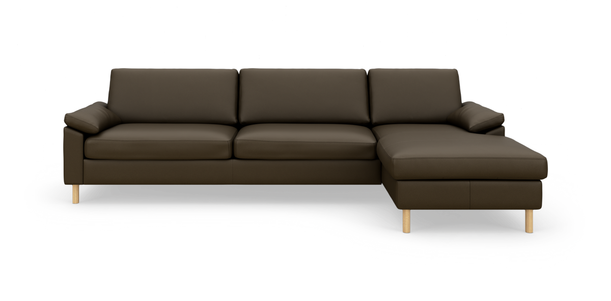 Brun modulsofa med chaiselong til højre, frilagt på hvid baggrund med lyse træben.