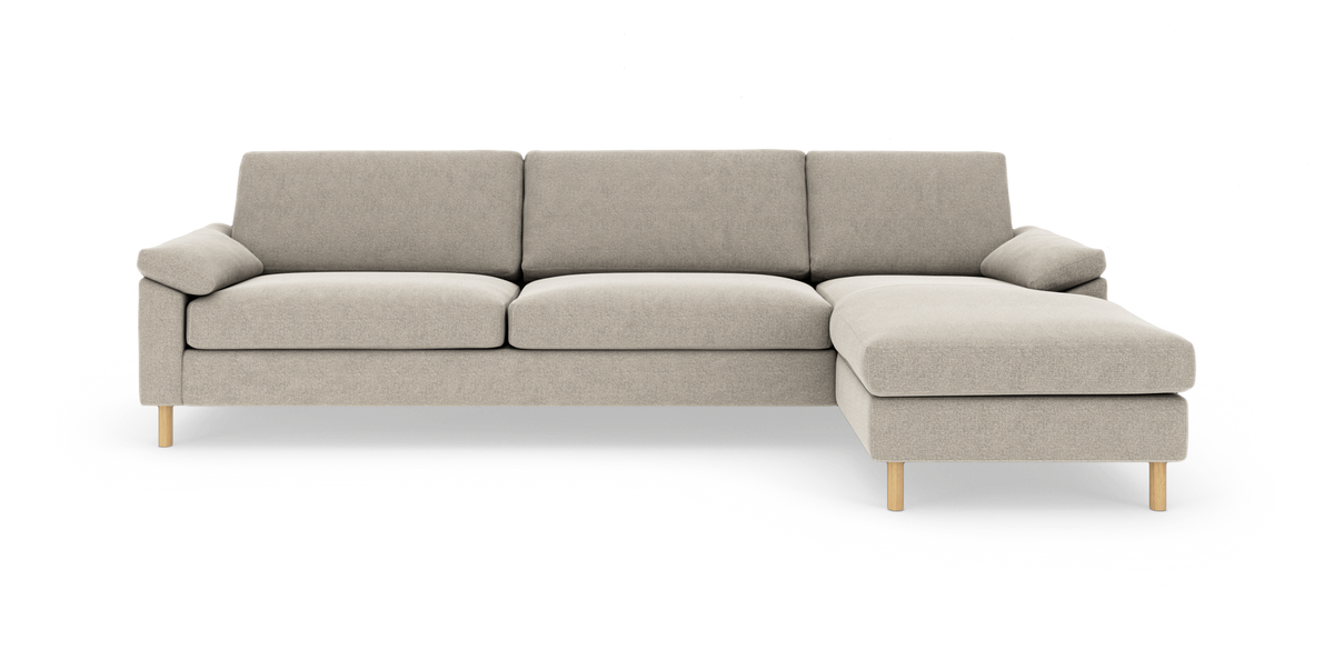 Beige 3-personers sofa med højre chaiselong og lyse træben, frontal produktfoto på hvid baggrund.