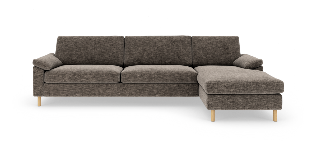 Brun hjørnesofa med chaiselong til højre og lyse træben, frilagt på hvid baggrund.