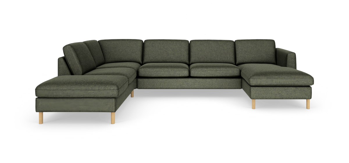 Stor modul-hjørnesofa med chaiselong i begge ender, mørkegrønt stof og lyse træben, frilagt på hvid baggrund.