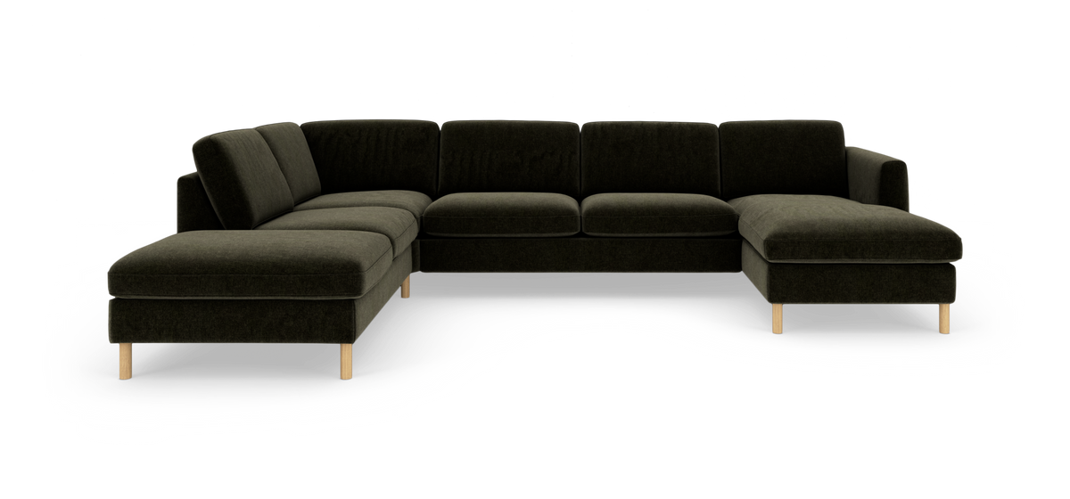 Mørkegrøn U‑sofa i velour med chaiselong i begge sider og lyse træben, fritlagt på hvid baggrund.