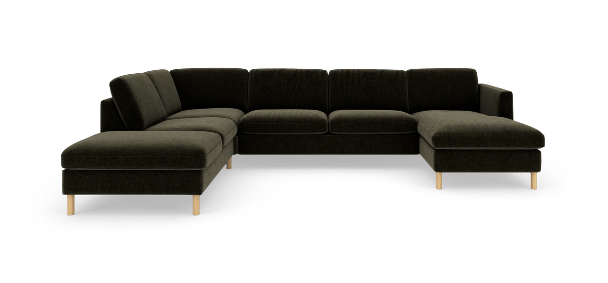 Mørkegrøn modulsofa i U-form med chaiselong på både venstre og højre side, træben, fritstående på hvid baggrund.