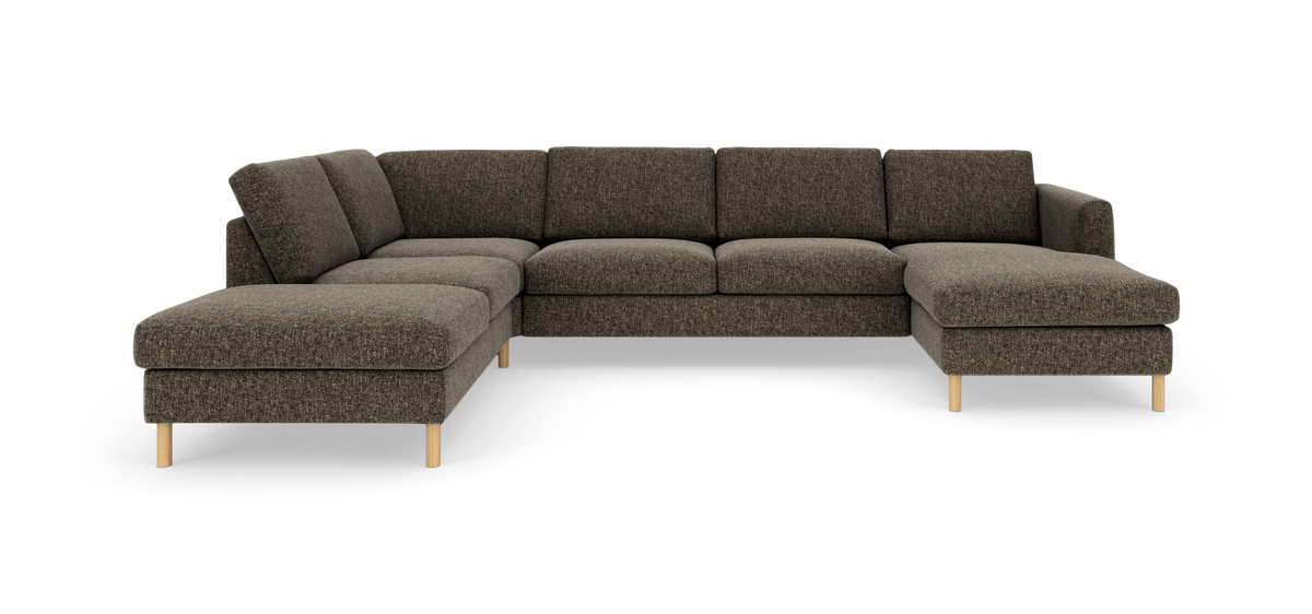 Stor U-formet hjørnesofa i mørkebrun meleret tekstil med chaiselong i begge ender og lyse træben, frilagt på hvid baggrund.