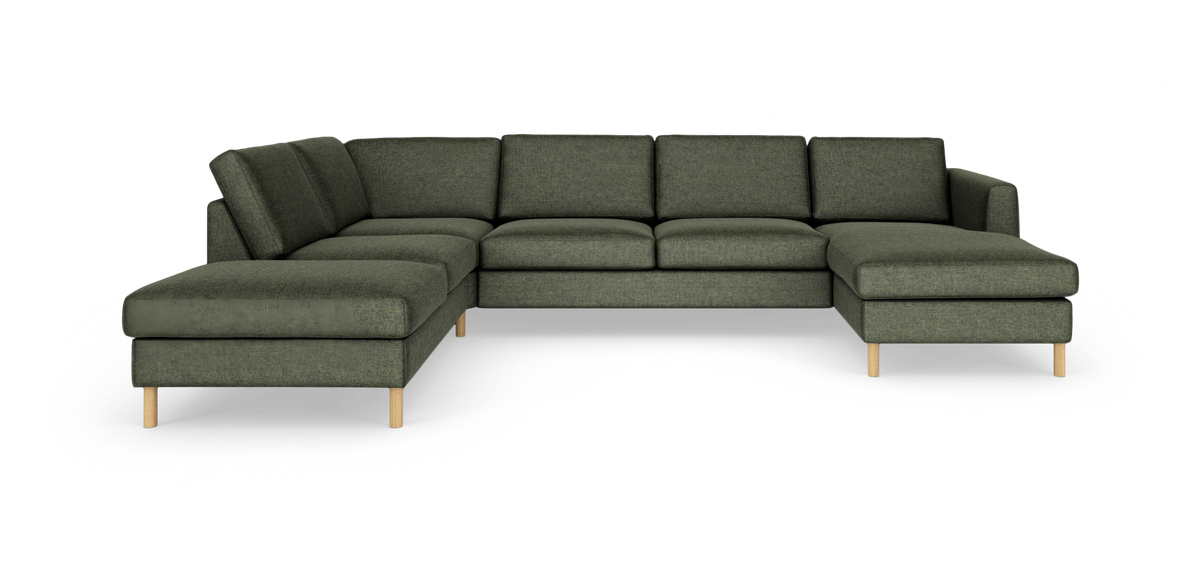 Grøn hjørnesofa med chaiselong i begge ender og lyse træben, fotograferet mod hvid baggrund.