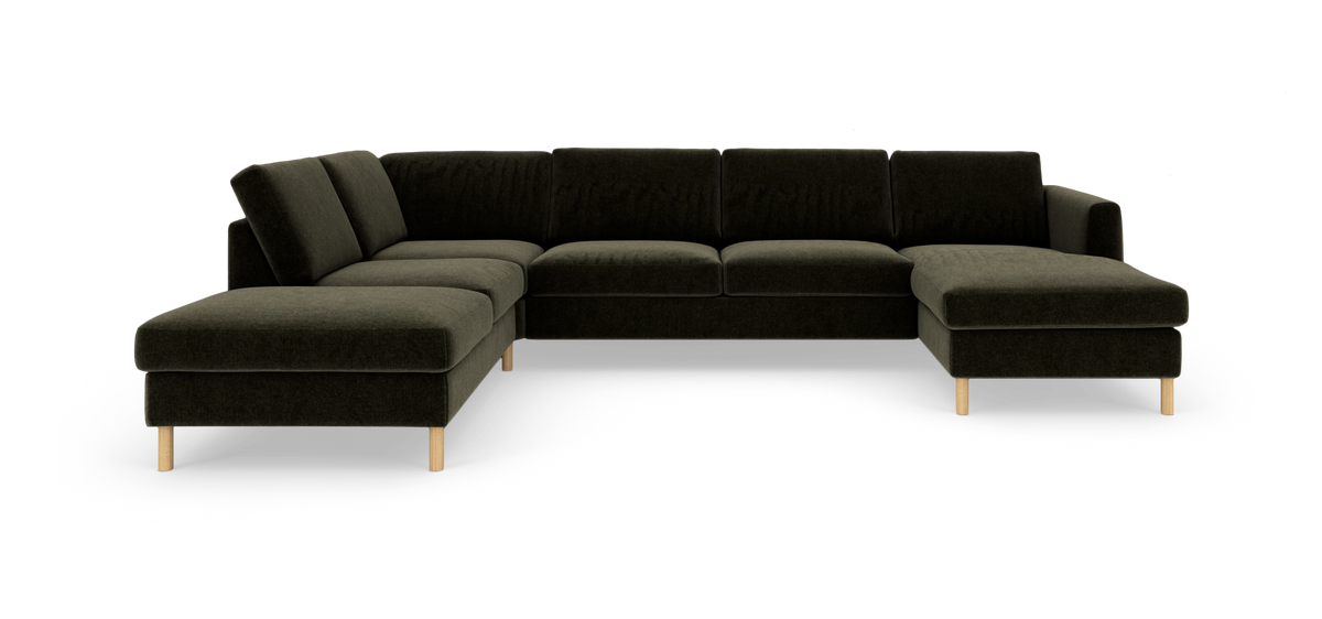 Mørkegrøn U-formet modulsofa med chaiselong i begge ender og lyse træben, set forfra mod hvid studiebaggrund.