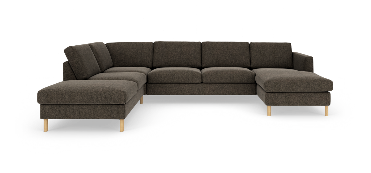 Mørkebrun L‑formet modulsofa med brede chaiselonger i begge ender og lyse træben, fritlagt på hvid baggrund.