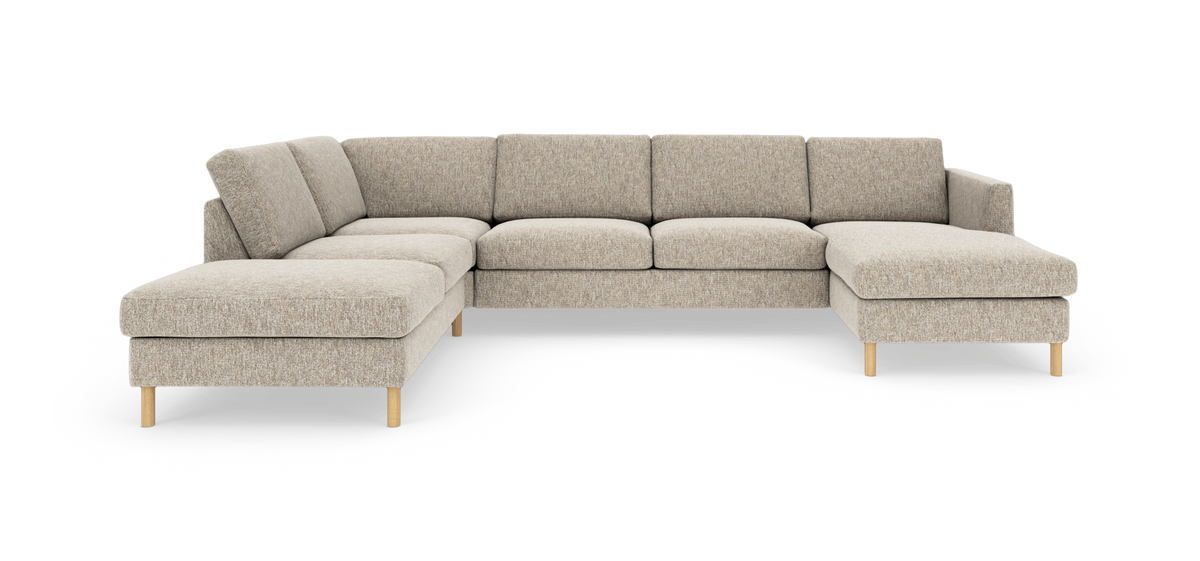 Beige, U-formet modulsofa med chaiselong i højre side og træben, frilagt på hvid baggrund.