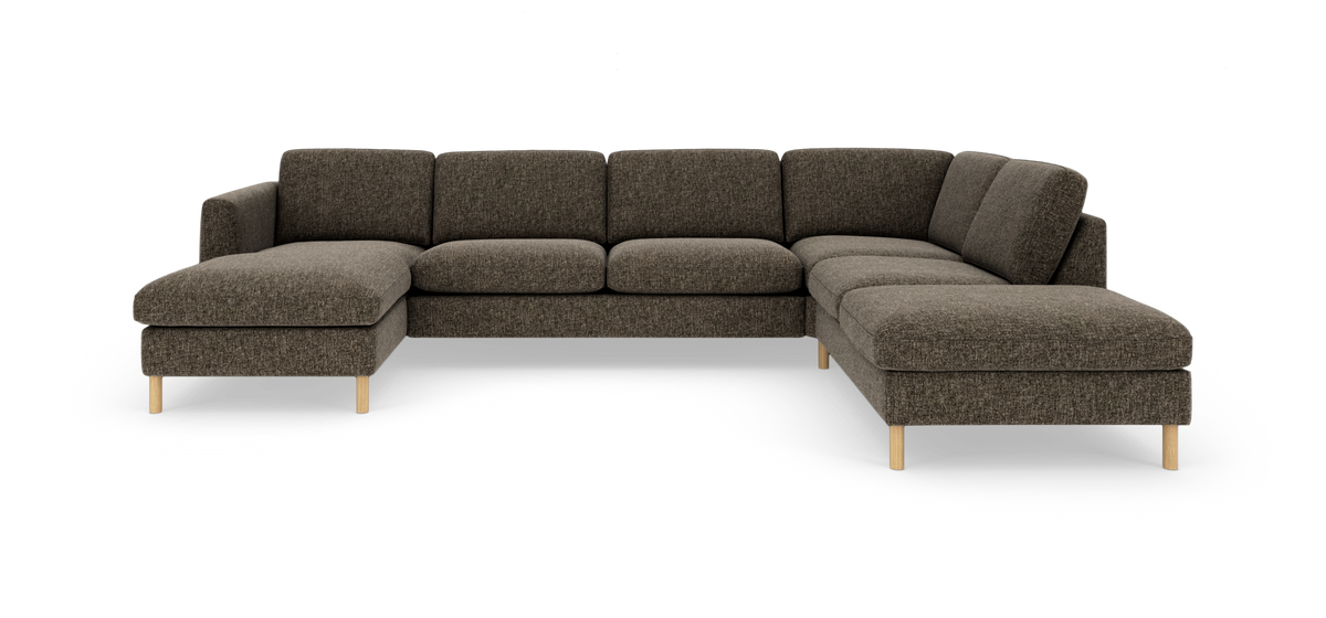 Brun U‑formet modulsofa med chaiselong i begge ender, stofbetræk og lyse træben, frilagt på hvid baggrund.