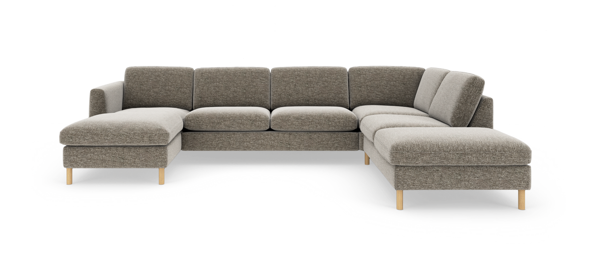Modulær U‑formet sofa i grå‑beige stof med venstrevendt chaiselong og træben, frilagt på hvid baggrund.