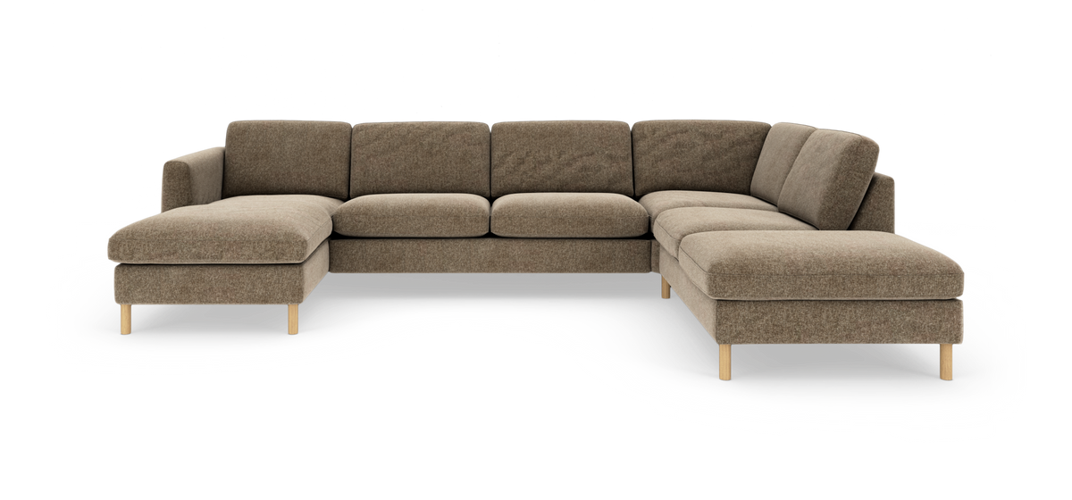 Brun U‑formet modulsofa med chaiselong og lyse træben, fritlagt på hvid baggrund.