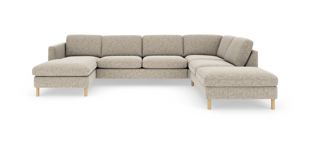 Beige L-formet modulsofa med chaiselong til venstre og åben afslutning til højre på lyse træben, frilagt på hvid baggrund.