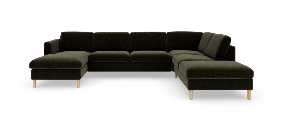 Mørkegrøn U‑formet hjørnesofa med chaiselong i begge ender og lyse træben, fritlagt på hvid baggrund.