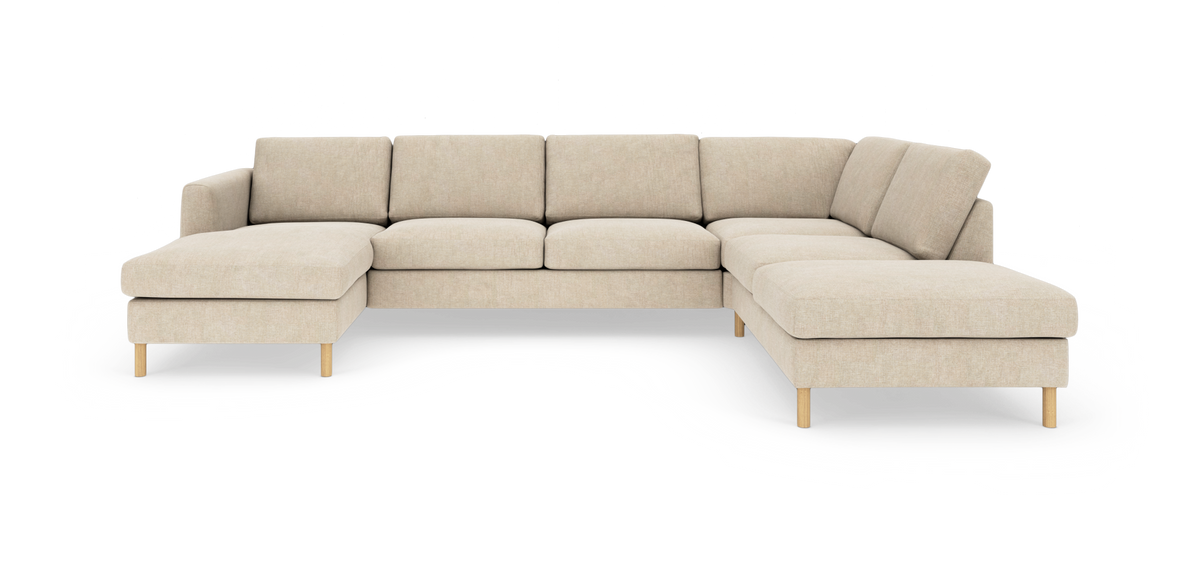 Beige L‑formet modulsofa med chaiselong i begge ender og træben, isoleret på hvid baggrund.