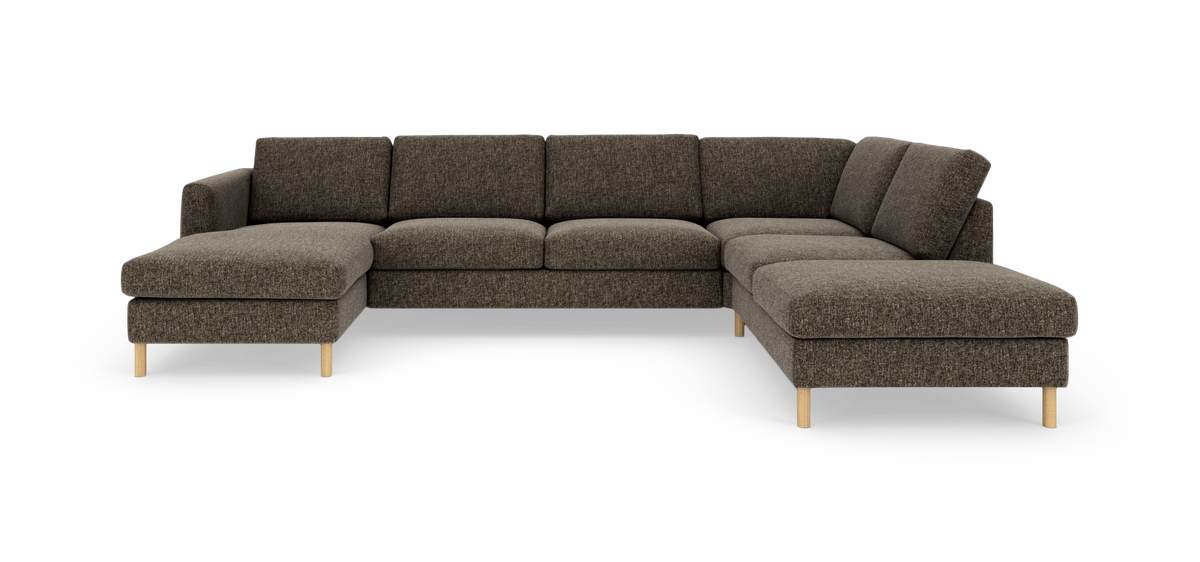 Brun U‑sofa med chaiselonger i begge sider og lyse træben, frilagt på hvid baggrund.