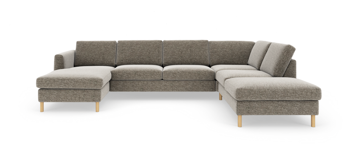 Modulær U‑sofa i gråbeige stof med chaiselong til venstre og bred afslutning til højre, med lyse træben; frilagt studiobillede.