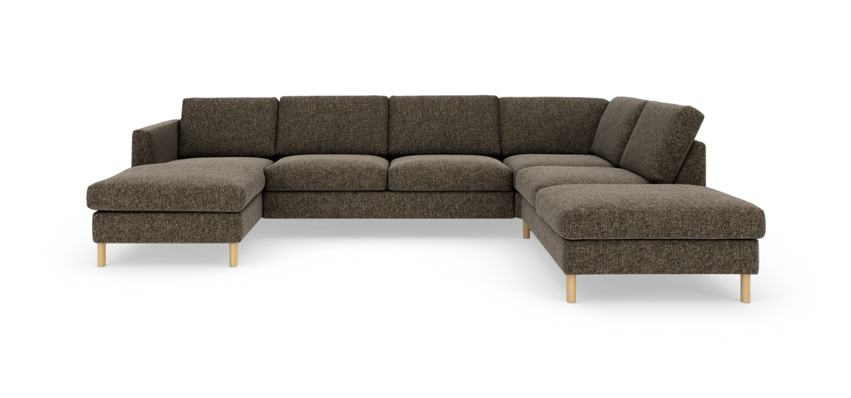 Stor U-formet modulsofa i mørkebrun tekstil med chaiselong i begge ender og lyse træben på hvid baggrund.