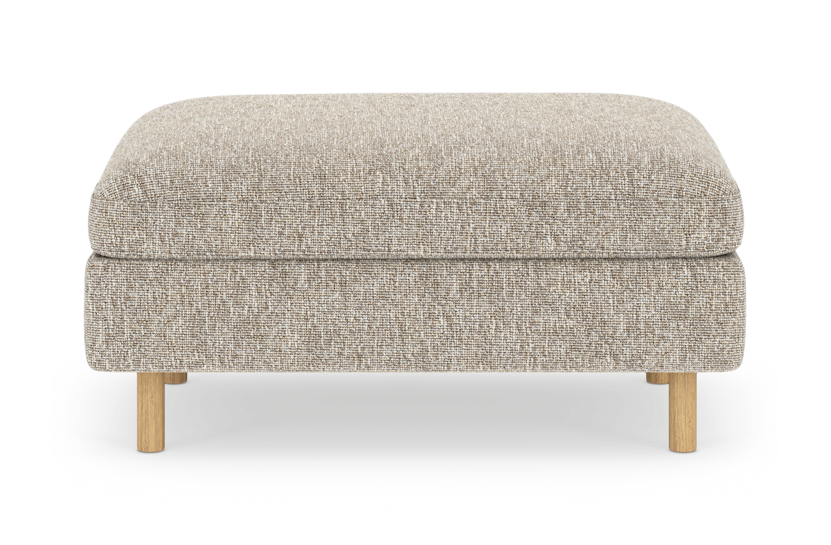 Beige puf/ottoman i stof med lyse træben, set forfra.