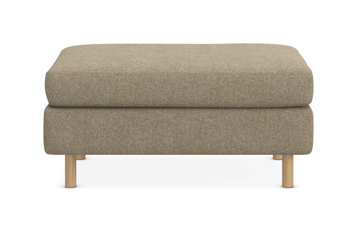 Beige puf med stofpolstring og runde ben i lyst træ, set forfra.