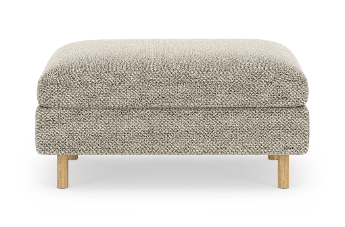 Beige puf/ottoman i tekstil med runde træben, frontalt produktbillede på hvid baggrund.