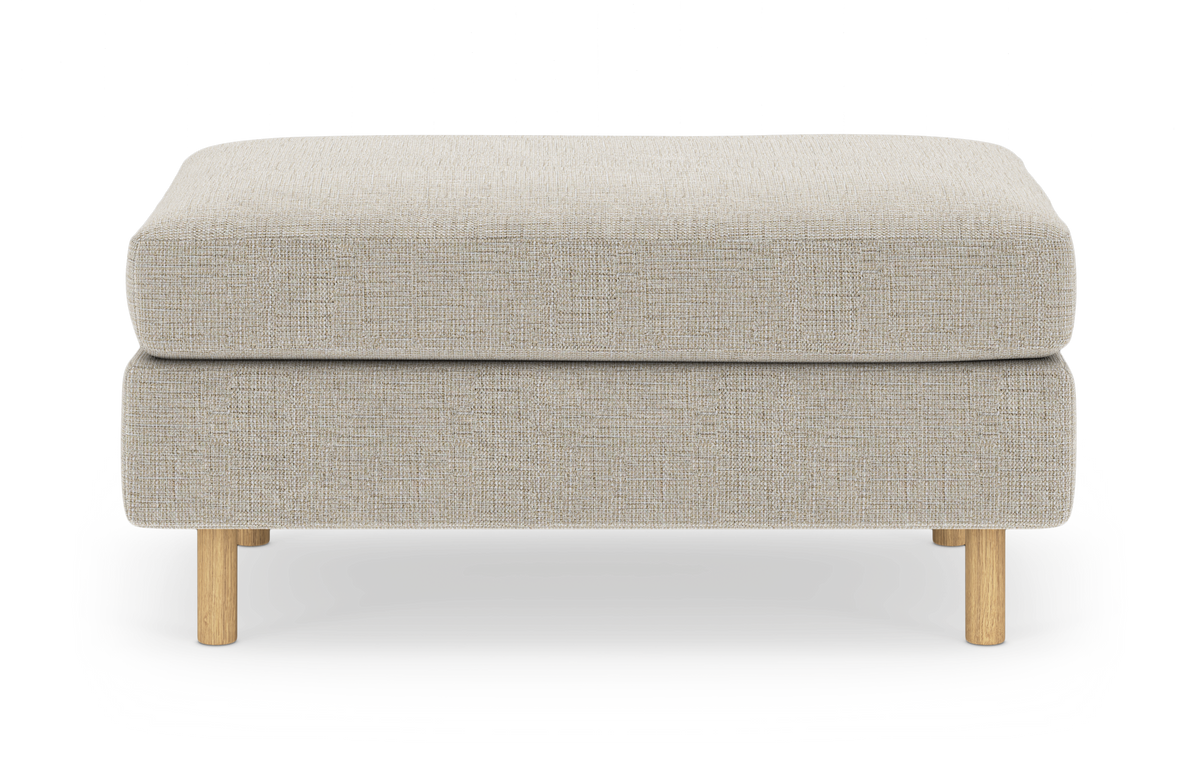 Beige skammel/ottoman i stof med lyse træben, set forfra.