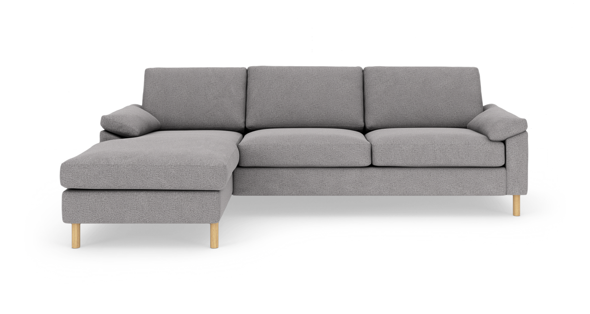 Grå hjørnesofa med venstre chaiselong og træben, set forfra.