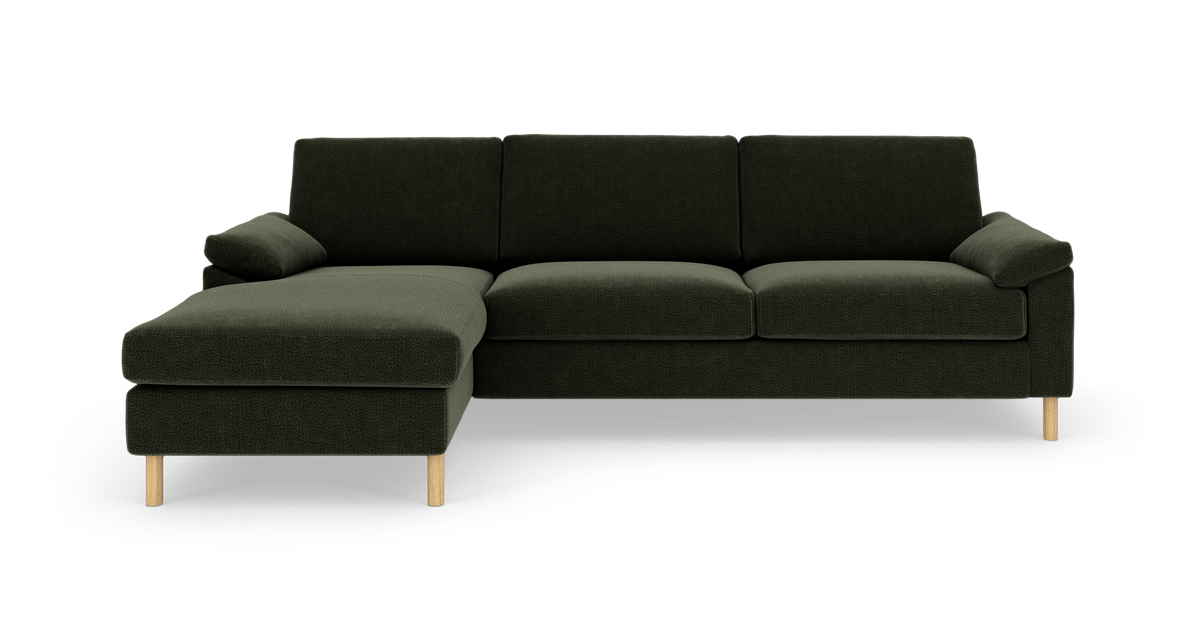 Mørkegrøn venstrevendt chaiselong-sofa med træben, frilagt på hvid baggrund.