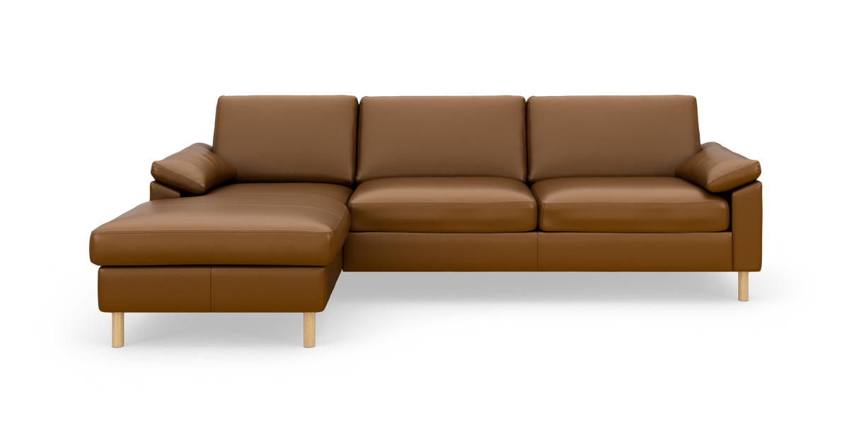 Brun læderhjørnesofa med venstrevendt chaiselong og lyse træben, fotograferet lige for på neutral studiebaggrund.