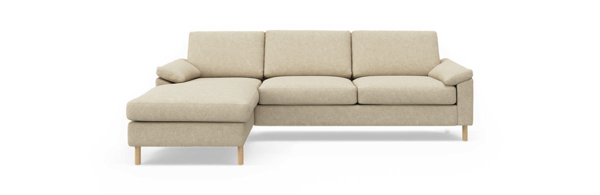 Beige hjørnesofa med venstrevendt chaiselong, tre sæder og træben på sort baggrund.