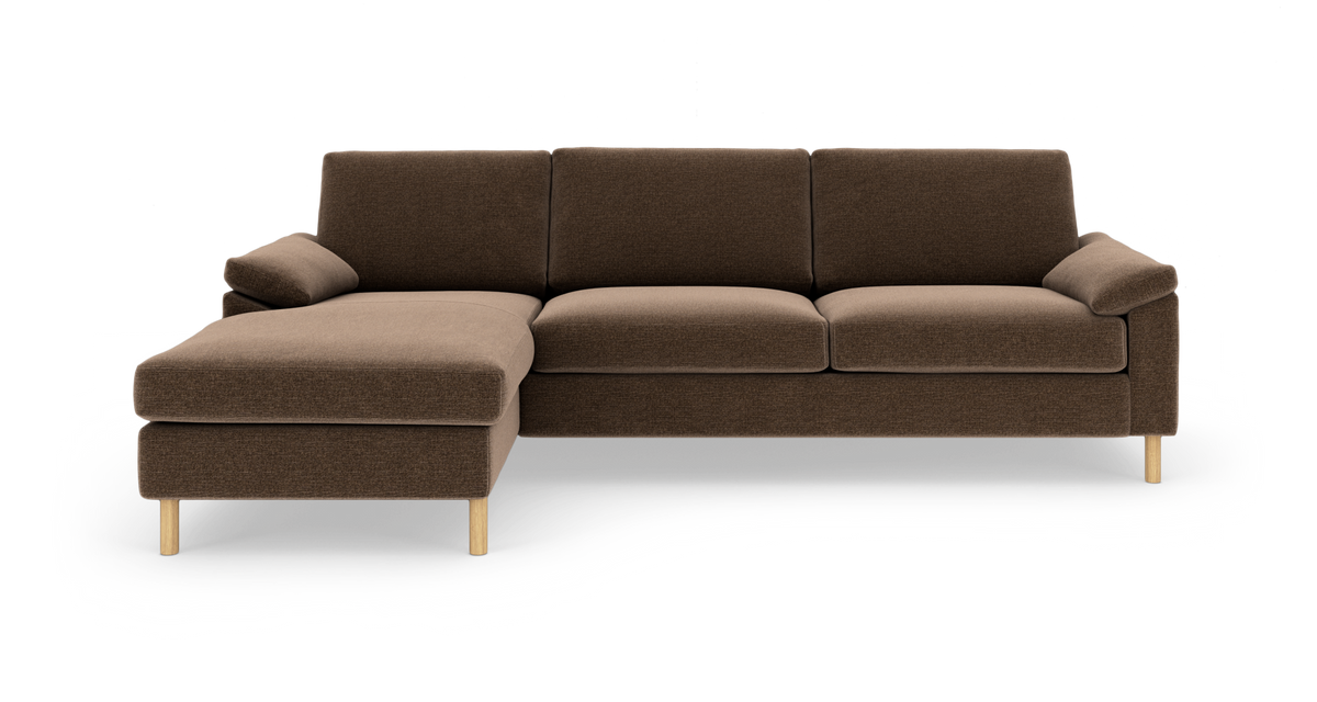 Brun L‑sofa med venstre chaiselong, stofbetræk og træben, frilagt på hvid baggrund.
