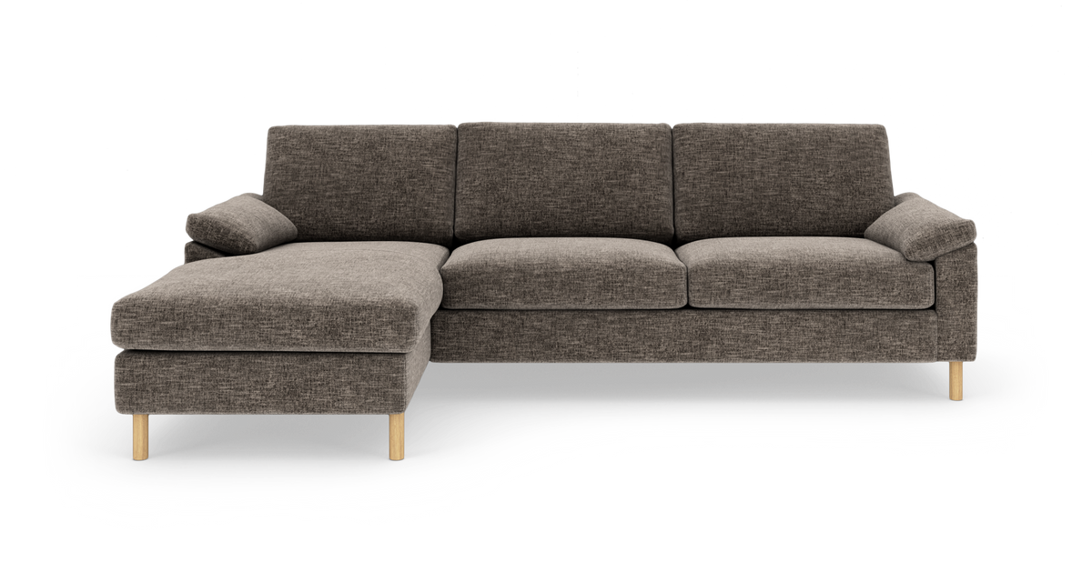 Brungrå modulsofa med venstrevendt chaiselong og træben, frilagt på hvid baggrund.
