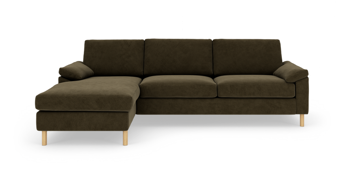 Mørkeolivgrøn hjørnesofa med venstre chaiselong og lyse træben, frilagt på hvid baggrund.