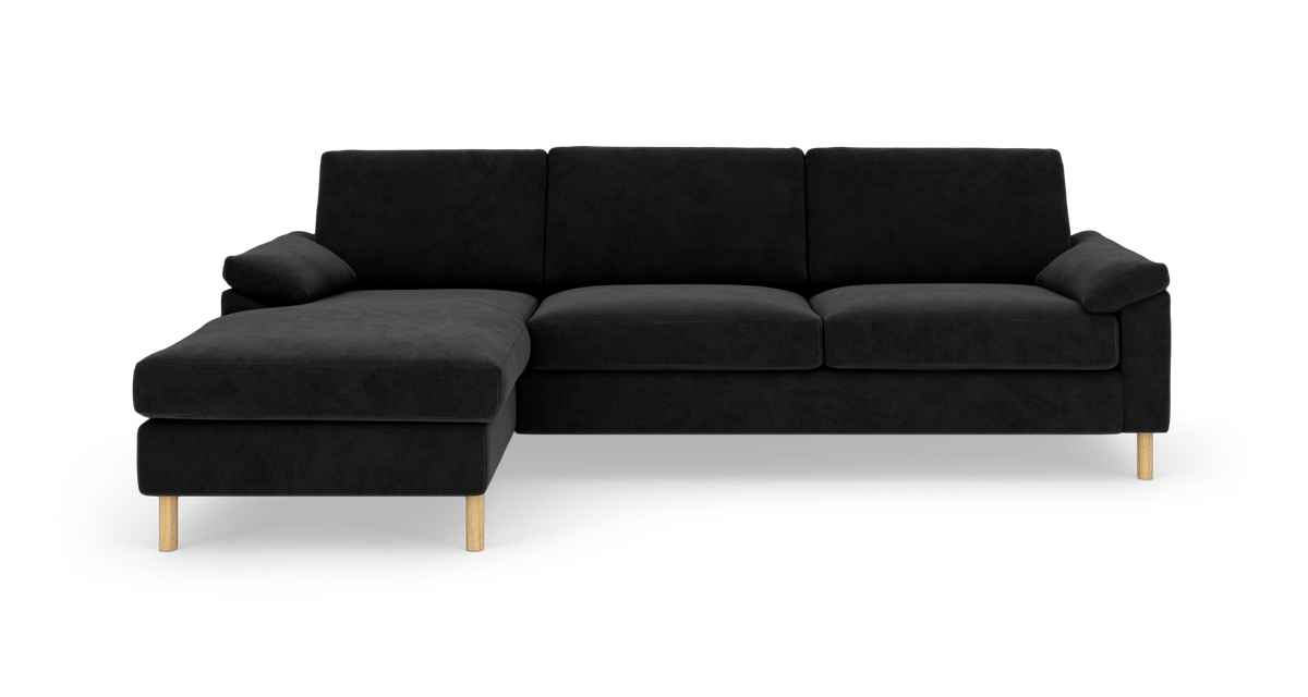 Sort modulsofa med venstrevendt chaiselong og lyse træben, fritlagt på hvid baggrund.