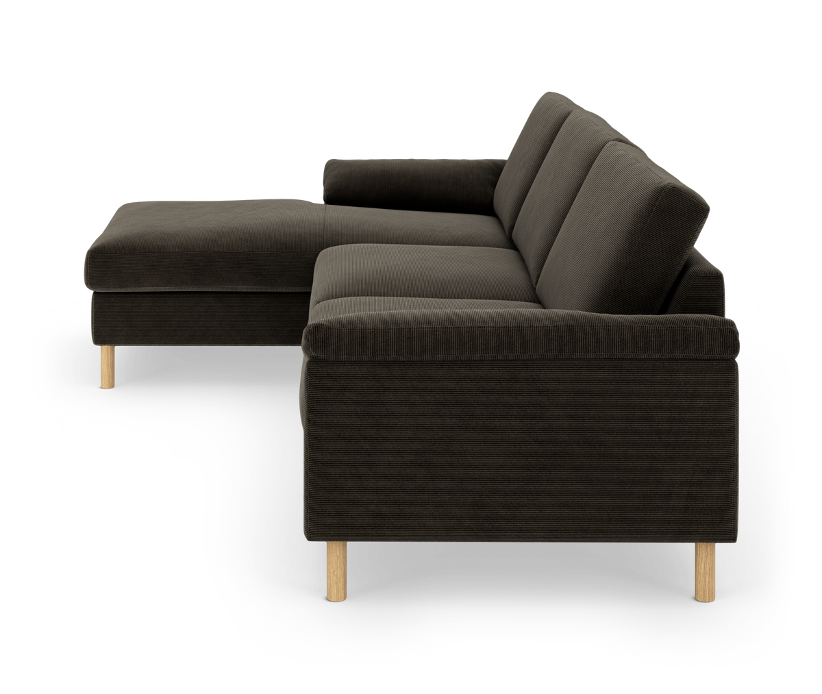 Mørkebrun hjørnesofa med chaiselong og lyse træben, frilagt på hvid baggrund.