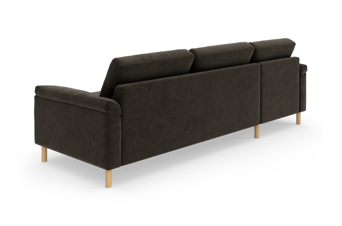 Mørkebrun tresæders sofa set bagfra med lyse træben, studieisolering.
