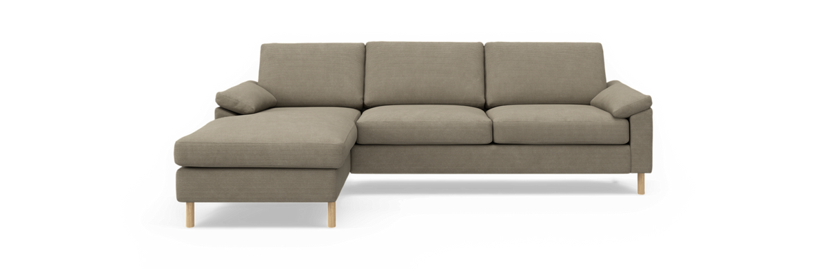 Beige hjørnesofa med venstrevendt chaiselong, tre sæder og træben.