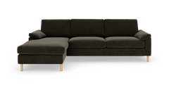 Mørkegrå L-sofa med venstrevendt chaiselong og lyse træben.